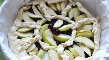Пирог со смородиной и яблоками - фото шаг 7