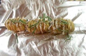 Картошка с салом в фольге на костре - фото шаг 4
