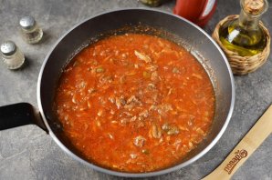 Спагетти с анчоусами и каперсами в томатным соусе - фото шаг 6