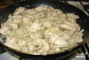Куриная грудка в чесночном соусе на сковороде - фото шаг 3