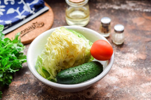 Простой салат из свежей капусты - фото шаг 1