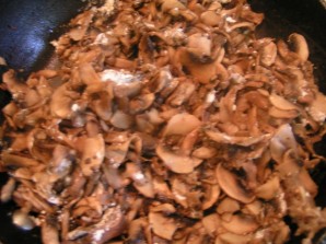 Курица с грибами на сковороде - фото шаг 2