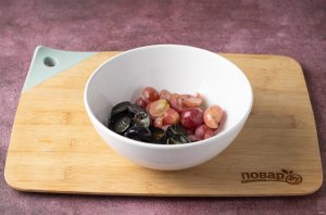 Фруктовый салат с клубникой и виноградом - фото шаг 2