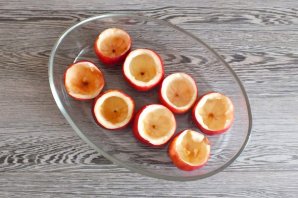Яблоки запеченные с творогом, орехами и мёдом - фото шаг 3