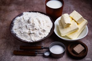 Слоеные пирожки с сыром и луком - фото шаг 1