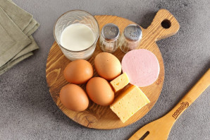 Рулетики из яйца, колбасы и сыра - фото шаг 1
