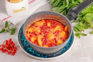Варенье из красной смородины и персиков - фото шаг 5