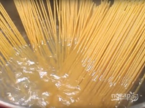 Спагетти с фаршем и колбасой под томатным соусом - фото шаг 8