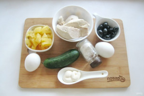 Салат с курицей, ананасами и маслинами - фото шаг 1