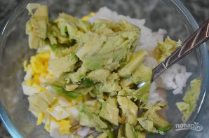 Рыбный салат в половинках авокадо - фото шаг 3