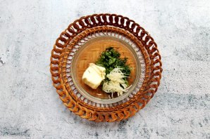 Отрывной пирог с сыром, чесноком и зеленью - фото шаг 4