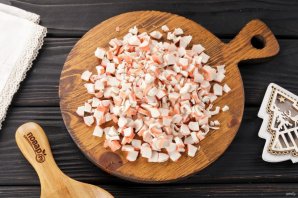 Салат слоеный с креветками - фото шаг 2