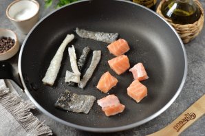 Японский салат с кожей лосося - фото шаг 2