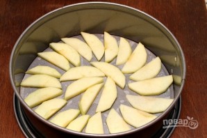 Наливной пирог с яблоками - фото шаг 1