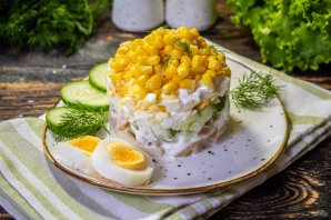 Салат из кальмаров с яйцом, огурцом и кукурузой - фото шаг 9