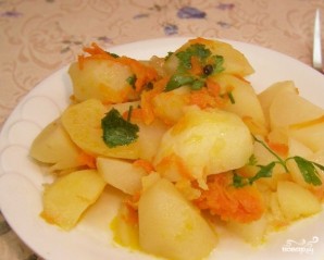 Картошка, тушенная с луком - фото шаг 5