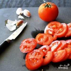 Открытый бутерброд с запеченными помидорами, сыром и бальзамическим уксусом - фото шаг 1