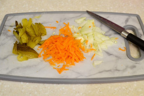 Салат из фасоли с соленым огурцом - фото шаг 2