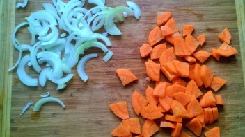 Тушеные овощи под соусом - фото шаг 2