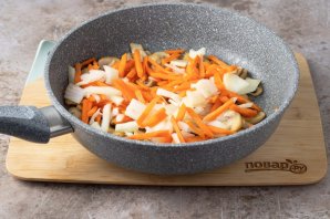 Жареные грибы с луком и морковью на сковороде - фото шаг 5