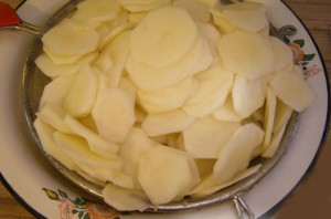 Картофельная запеканка со сметаной - фото шаг 1