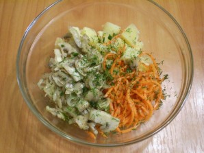 Салат с морковкой и грибами - фото шаг 5
