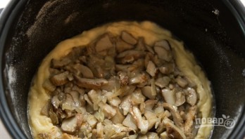 Картофельная запеканка с грибами в мультиварке - фото шаг 7