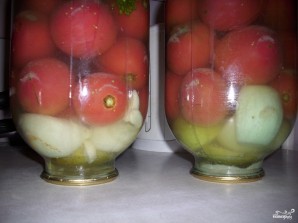 Маринованные помидоры с яблоками - фото шаг 5