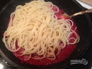 Спагетти в свекольном соусе - фото шаг 6