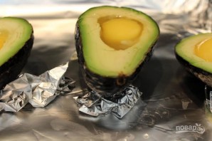 Яйцо, запеченное в авокадо - фото шаг 5