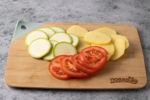 Картошка с кабачками и помидорами в духовке - фото шаг 2