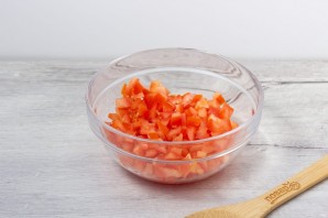 Крабовый салат с сыром и помидорами - фото шаг 2