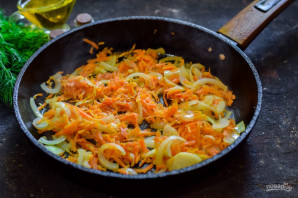 Салат с жареным луком и морковью - фото шаг 5