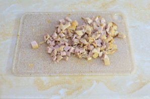 Салат с копчёной курицей и ананасами - фото шаг 2