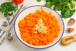 Салат из моркови с чесноком - фото шаг 5