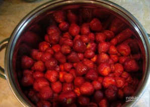 Клубничное варенье с целыми ягодами - фото шаг 1