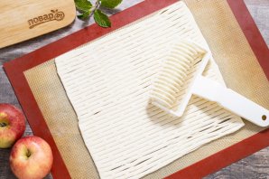 Слоеный пирог с яблоками - фото шаг 7