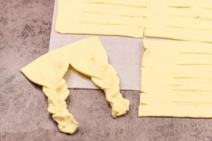 Плетеные "Хот-доги" из слоеного теста с плавленым сыром - фото шаг 3
