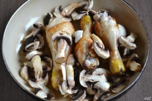 Курица с грибами в сметанном соусе - фото шаг 4