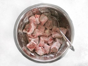 Тушеное мясо с картофелем в мультиварке - фото шаг 1