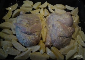 Вкусная курочка в маринаде вместе с картошкой в духовке - фото шаг 5