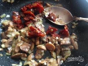 Булгур с грибами и вялеными помидорами - фото шаг 3