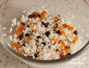 Курица, фаршированая рисом и сухофруктами - фото шаг 1