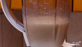Молочный коктейль с бананом и шоколадом - фото шаг 2