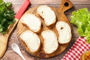 Бутерброды с колбасой и сыром - фото шаг 7
