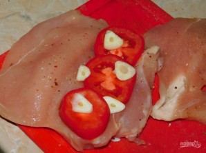 Запеченная куриная грудка с помидорами и чесноком - фото шаг 3