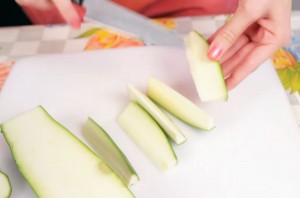 Хрустящие палочки-цукини в сырной панировке - фото шаг 1