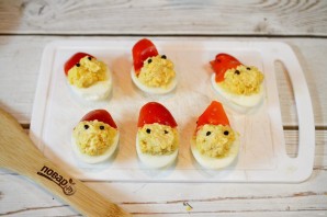 Фаршированные яйца "Дед мороз" - фото шаг 7