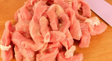 Бефстроганов из свинины с грибами - фото шаг 1