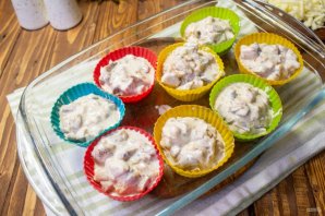 Жульен с курицей и грибами в формочках для кекса - фото шаг 7